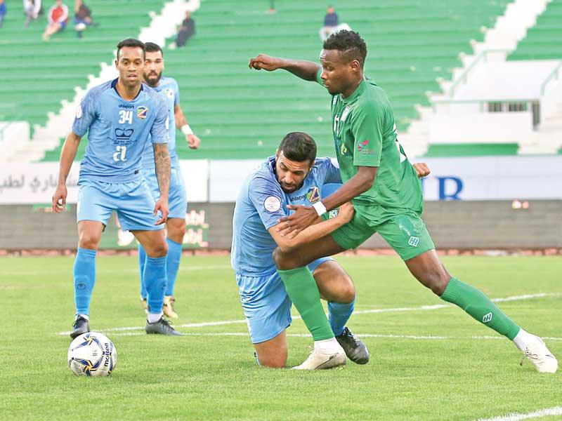 صراع على الكرة بين لاعبي العربي والسالمية