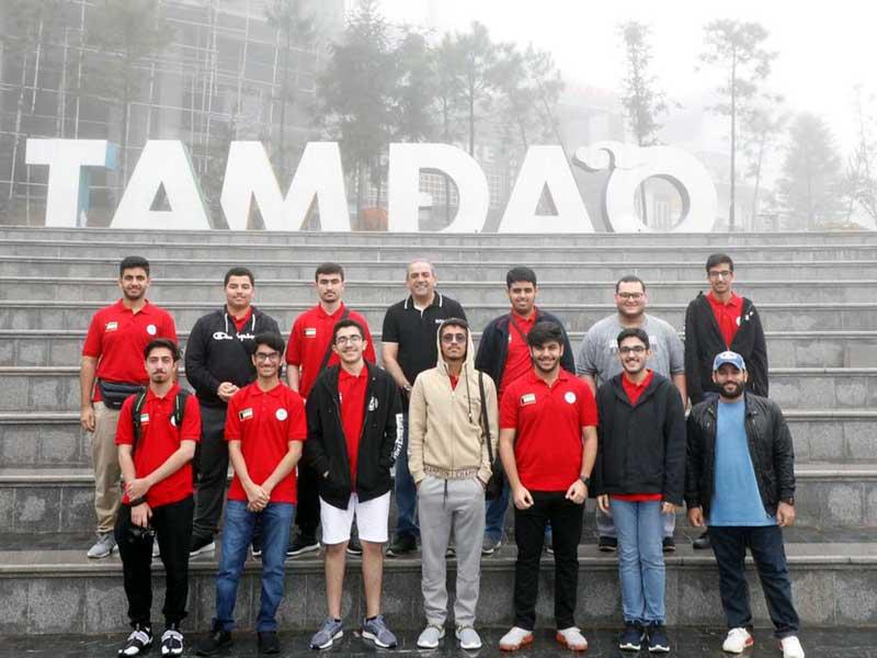 وفد الطلاب خلال زيارة مدينة «تام داو»