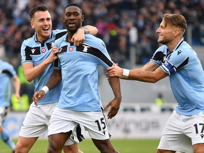 فرحة لاعبي لاتسيو بعد إحراز هدف في مرمى سمبدوريا