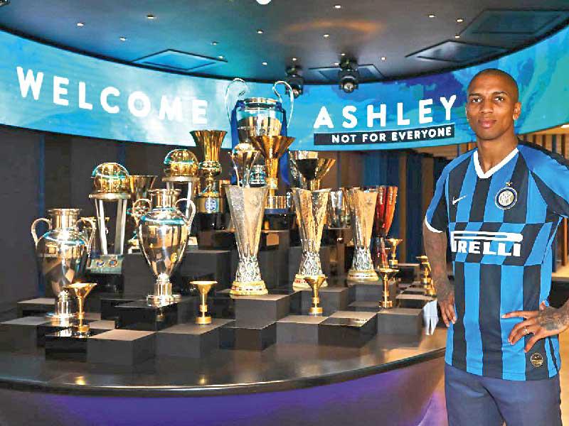 المدافع الإنكليزي آشلي يونغ 