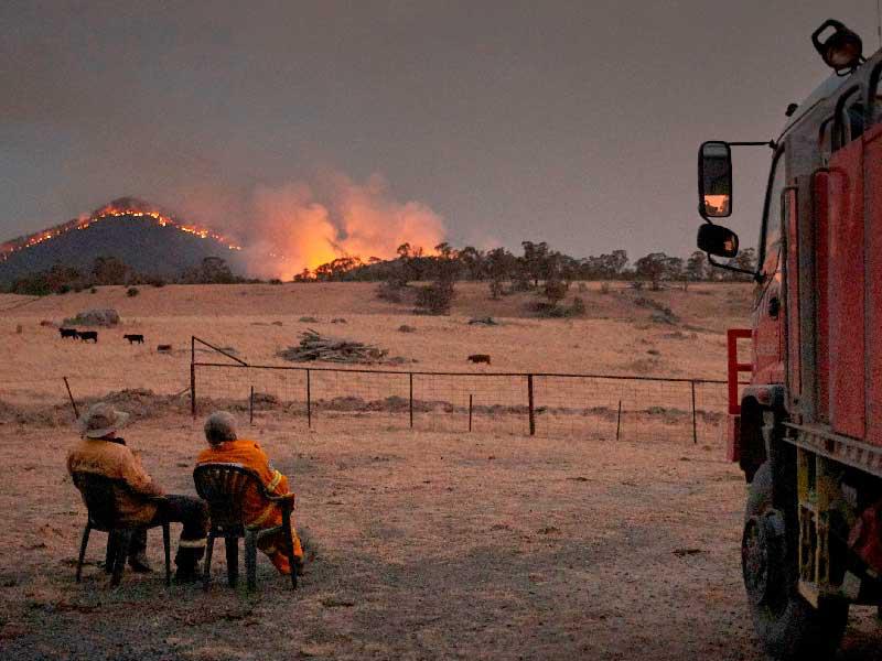 رجال إطفاء متطوعين في خدمة إطفاء الحرائق