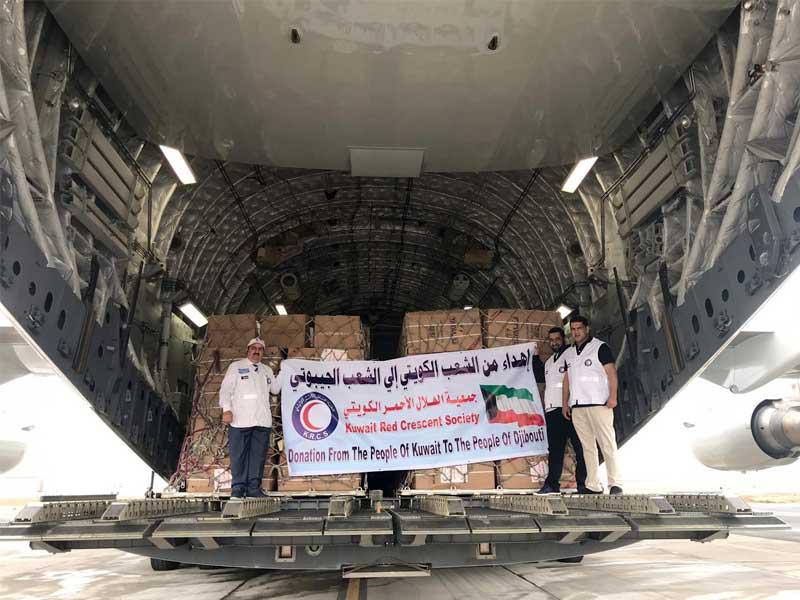 جانب من تجهيز طائرة الإغاثة