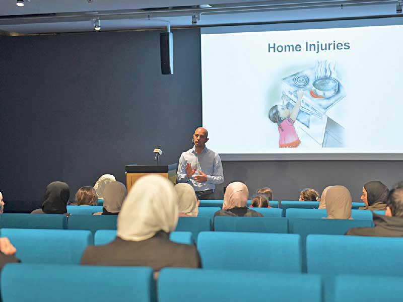 د. أحمد عبدالملك أثناء ألقاء المحاضرة