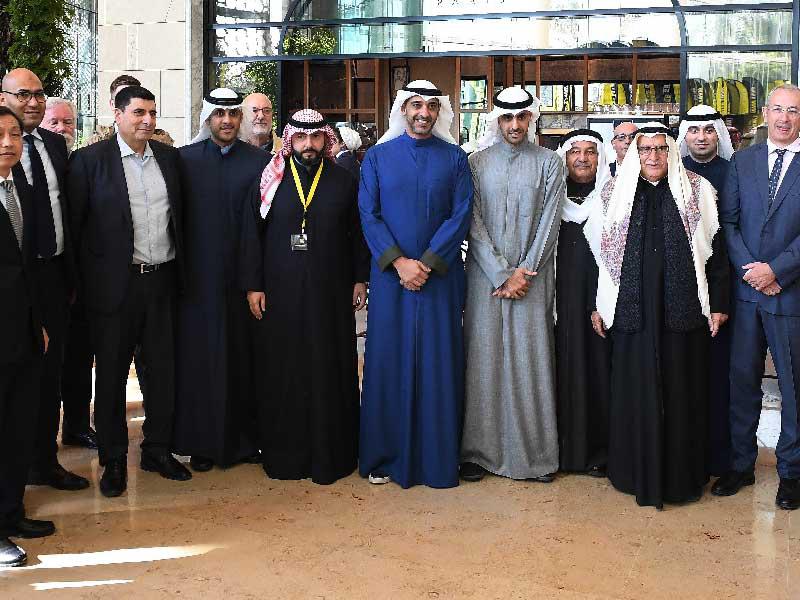 العبدالله والخرافي يتوسطان عدداً من السفراء والدبلوماسيين خلال افتتاح المعرض