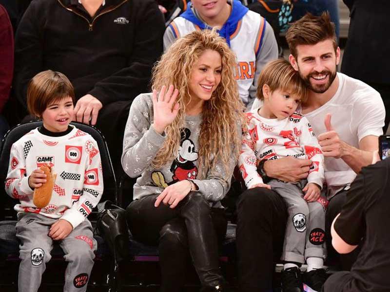 النجمة ​شاكيرا​ مع زوجها بيكيه واطفالها