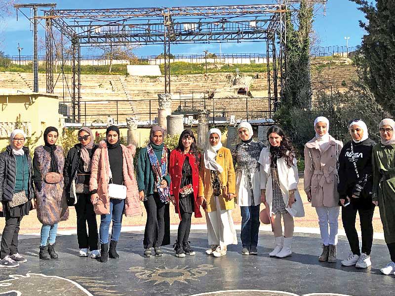 وفد طالبات «كن من المتفوقين» خلال إحدى الزيارات السياحية في تونس