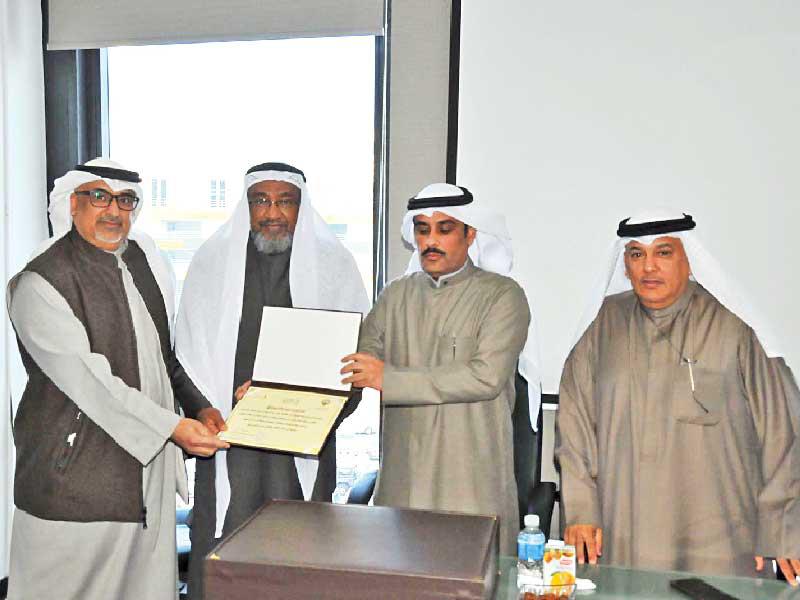 تكريم مراقب شؤون الموظفين السابق أحمد الراشد