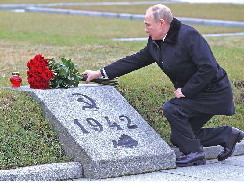 بوتين يضع باقة من الورود على ضريح ضحايا حصار لينينغراد، الذي استمر 872 يوماً على يد النازيين أمس الأول في الذكرى الـ 75 لرفع الحصار عن المدينة التي استعادت اسمها الأصلي سانت بطرسبورغ بعد انهيار النظام الشيوعي (أ ف ب)