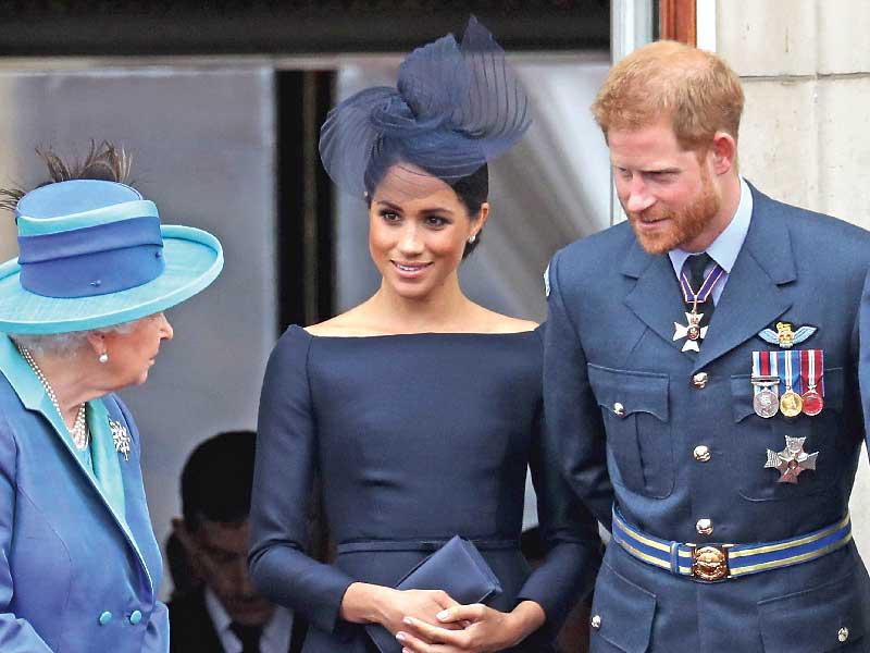 الملكة إليزابيث الثانية والأمير هاري وزوجته ميغان