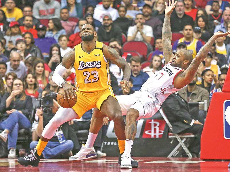 ليبرون جيمس نجم ليكرز وتوكر نجم روكتس