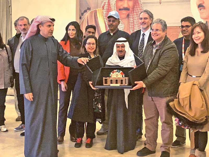 المستشار في الديوان الأميري محمد شرار مكرماً الوفد الأممي