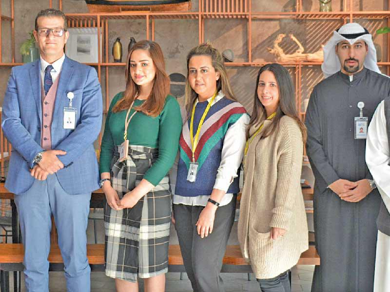 مجموعة من موظفي البنك خلال الفعالية الأسبوعية