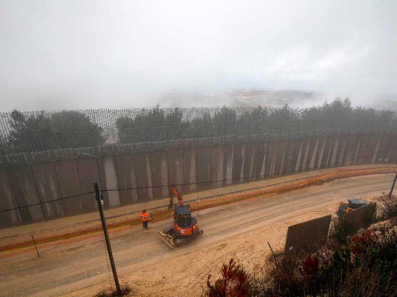 رؤية عامة للحدود الإسرائيلية اللبنانية حيث بدأت قوات الجيش الإسرائيلي في نشر البنية التحتية لـ نظام دفاعي أرضي على طول السياج