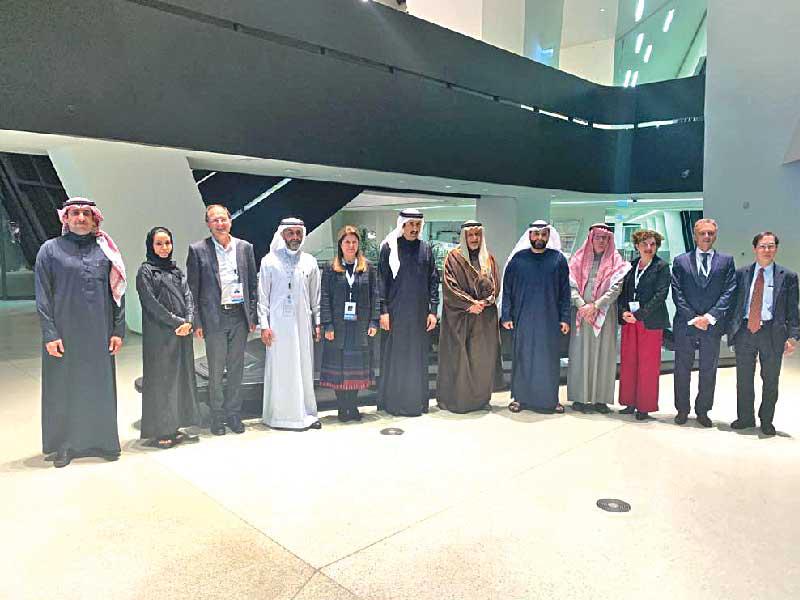 سميرة عمر تتوسط عدداً من المشاركين في مؤتمر «تي 20»