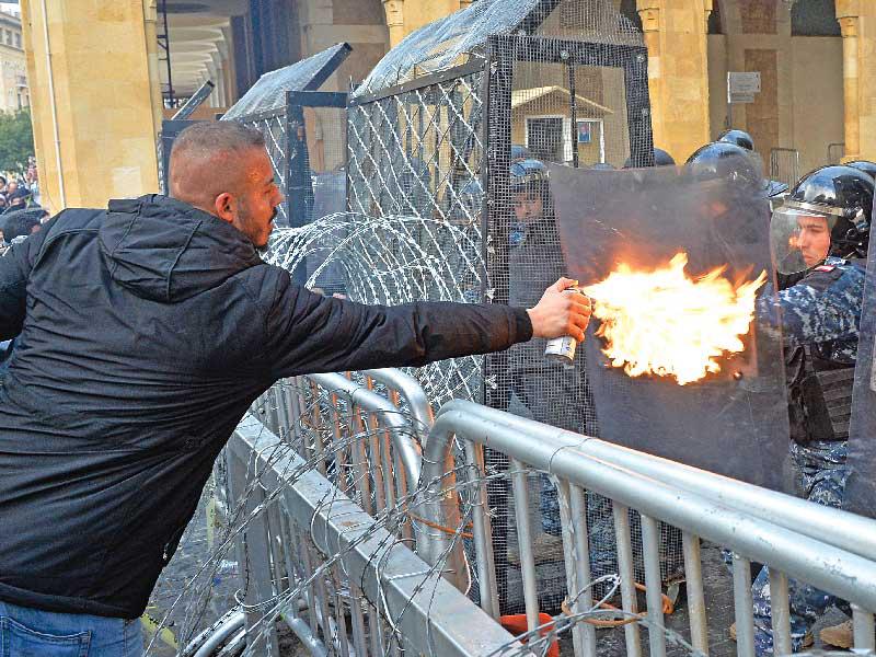 جانب من المواجهات في بيروت أمس الأول (إي بي إيه)