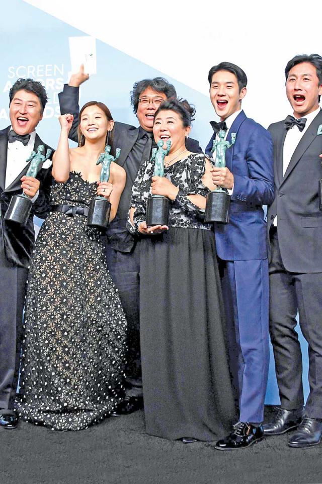 نجوم « باراسايت « يحملون جوائزهم 