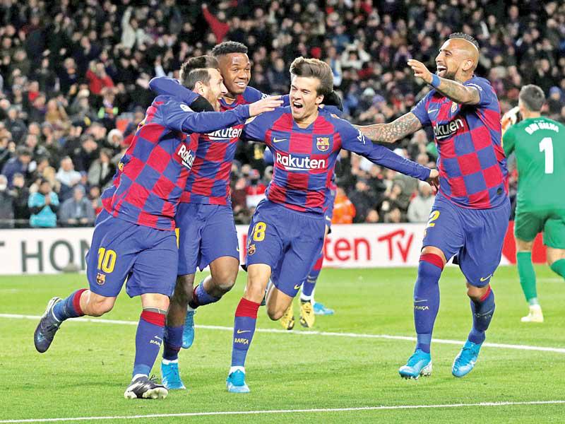 ميسي نجم برشلونة يحتفل بهدفه في مرمى غرناطة