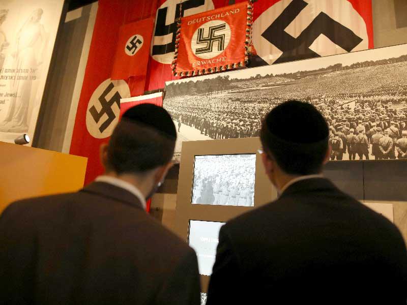  أعلام نازية داخل متحف ياد فاشيم لتخليد «الهولوكوست» في القدس (رويترز)