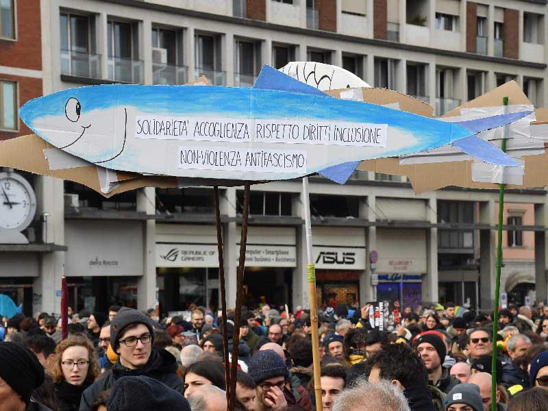 اجتماعًا لـ حركة السردين المناهضة للفاشية