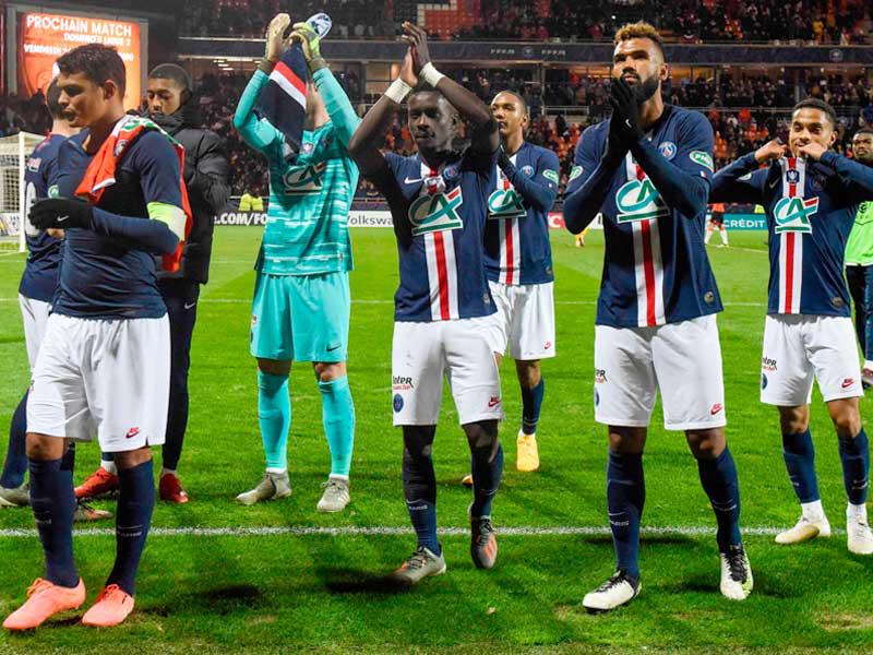 فرحة لاعبي باريس سان جرمان بعد الفوز