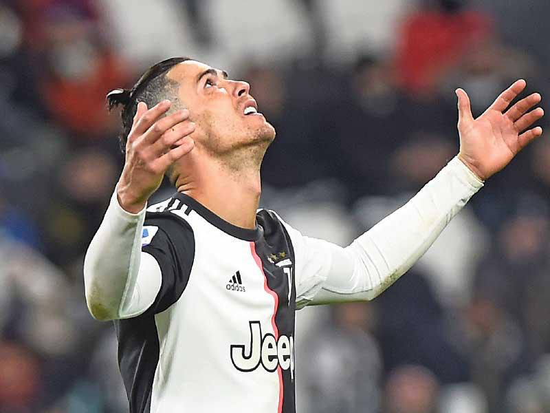 لاعب نادي يوفنتوس الايطالي البرتغالي كريستيانو رونالدو