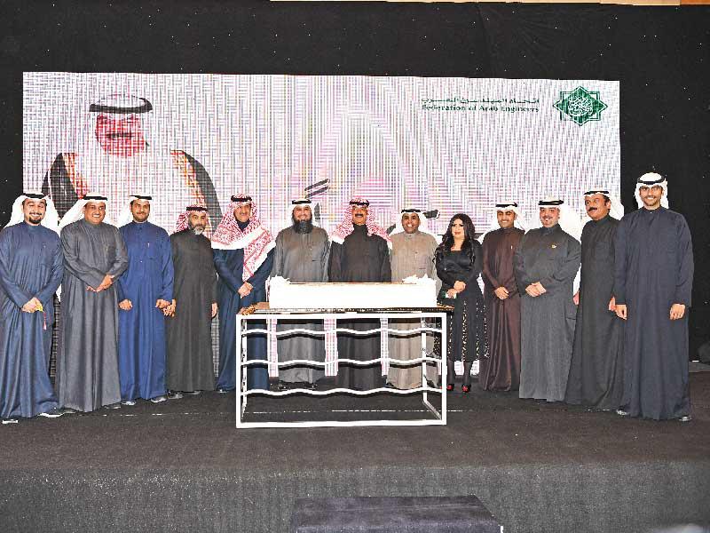 الجارالله والعتل يتوسطان المشاركين في حفل جمعية المهندسين (تصوير عوض التعمري)