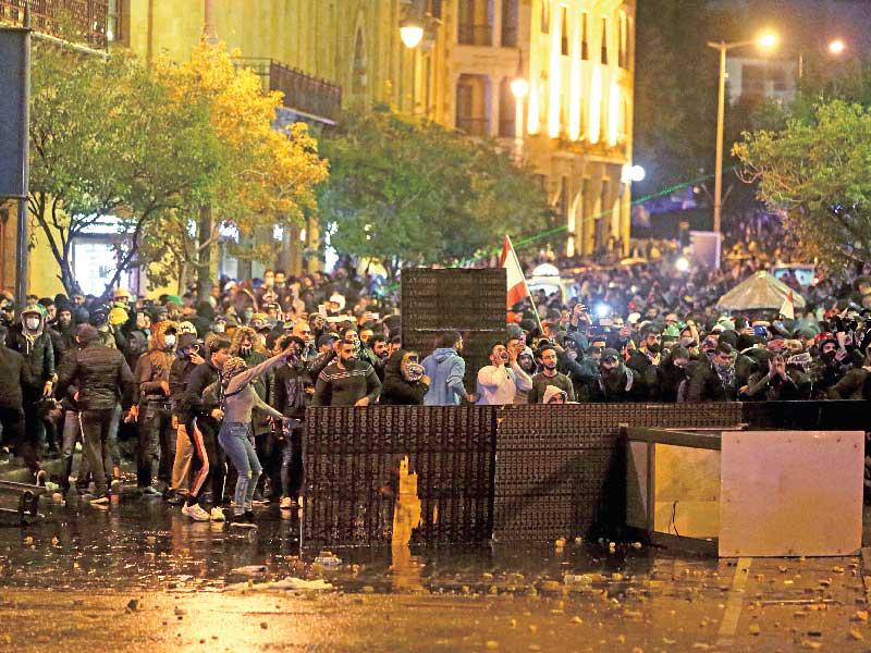 جانب من المواجهات في وسط بيروت أمس الأول (أ ف ب)