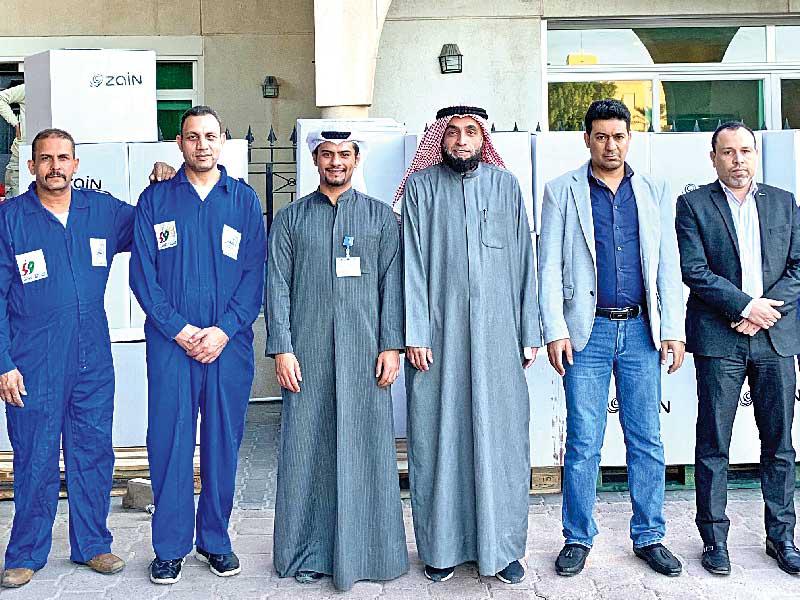 مسؤولو «زين» وبنك الطعام خلال تجهيز احتياجات الشتاء