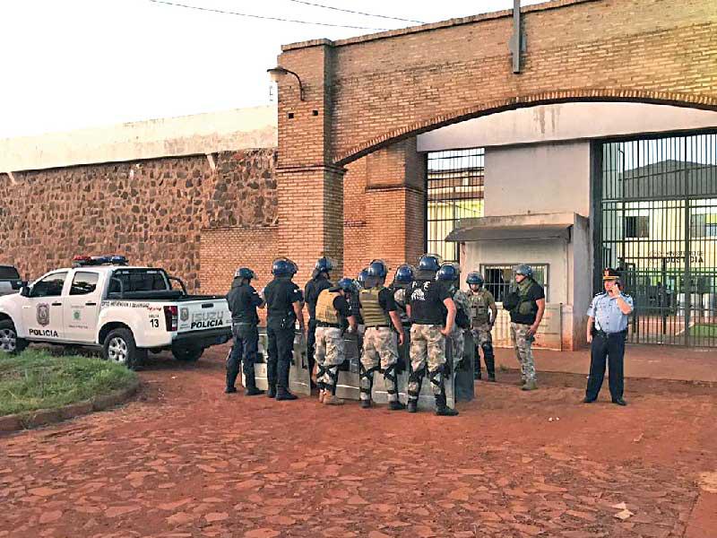 سجناء خطيرون يفرون عبر نفق