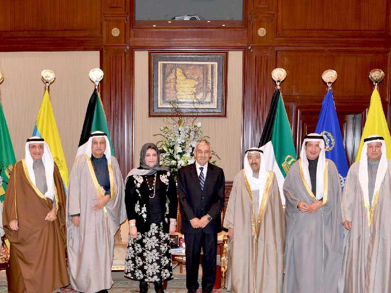 سموه متوسطاً أعضاء «التقدم العلمي» قبيل ترؤس سموه اجتماع المؤسسة