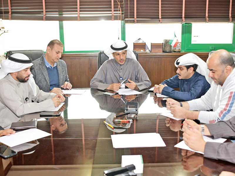 العتيبي متوسطاً الحضور في الاجتماع 