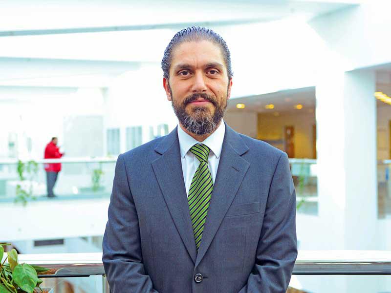 د. بسام علم الدين الأستاذ في الكيمياء العضوية ومدير مكتب الدراسات العليا والبحث العلمي