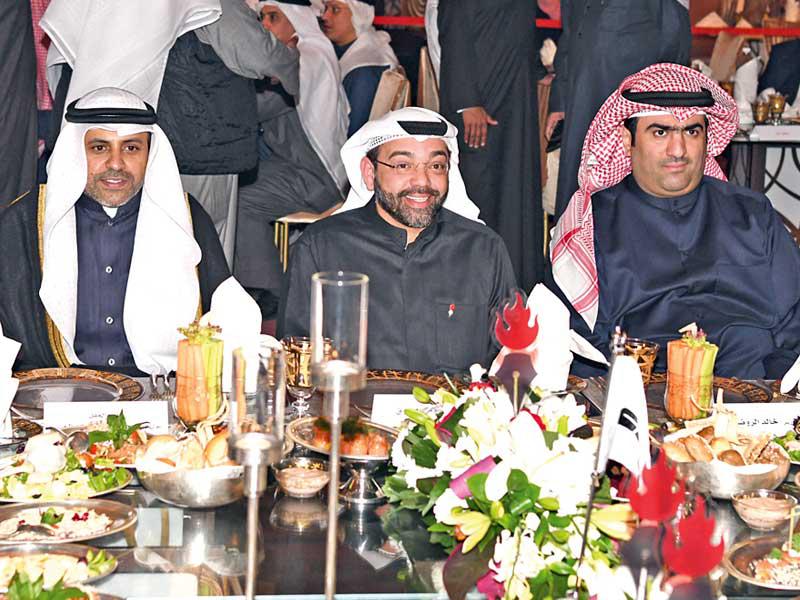 الجبري والروضان والمرزوق في مقدمة الحضور (تصوير عوض التعمري)