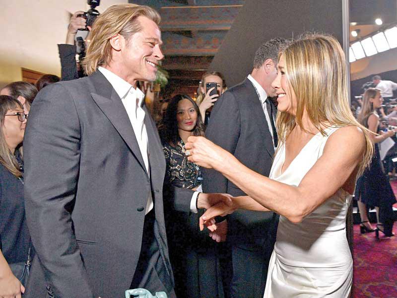 براد بيت في حديث مع جنيفر أنيستون