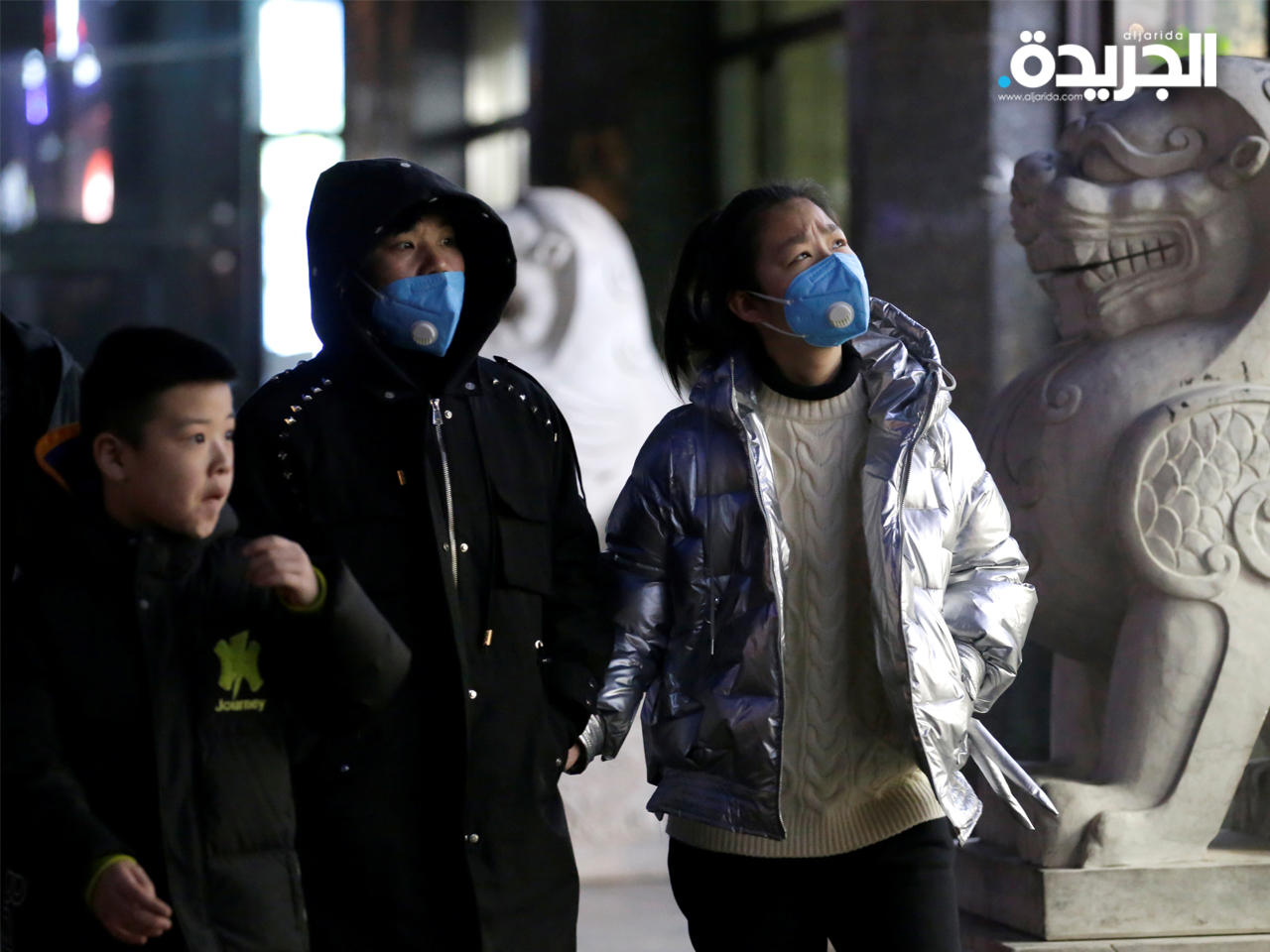  صينيون يرتدون كمامات على سبيل الوقاية في بكين اليوم (رويترز) 