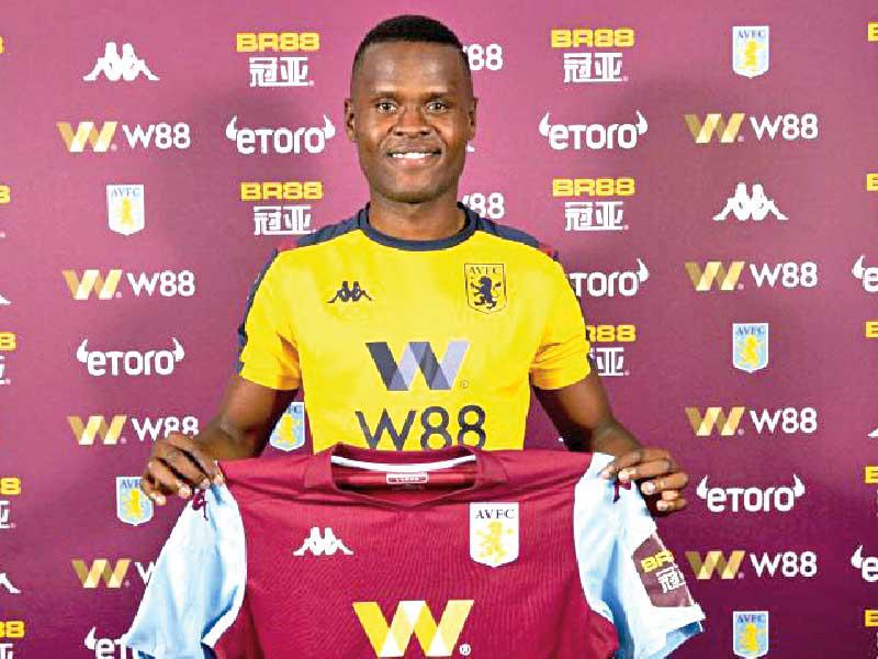 لاعب فريق أستون فيلا الانكليزي مبوانا ساماتا