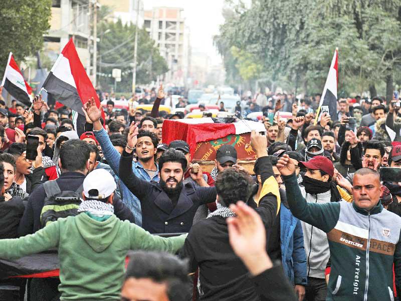 محتجون عراقيون يشيعون أمس زميلهم الذي سقط برصاص الأمن في كربلاءt(رويترز)