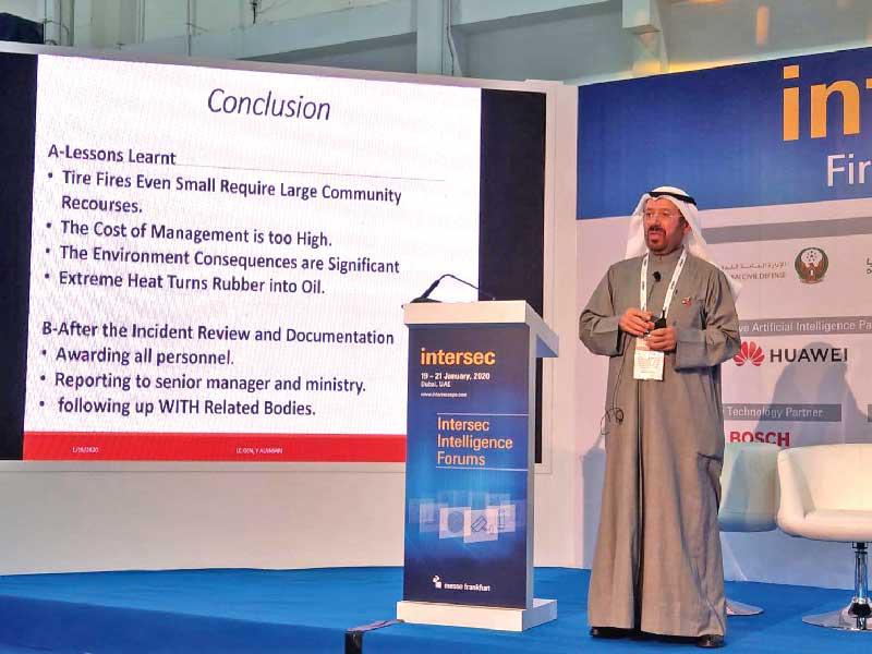 مستشار مجلس ادارة الجمعية الفريق متقاعد يوسف الأنصاري  خلال محاضرة على هامش المعرض