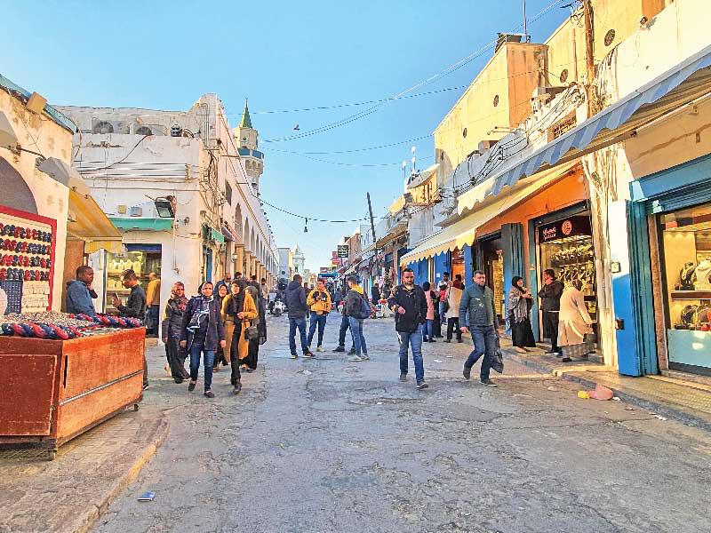 ليبيون يتسوقون بطرابلس القديمة أمس الأول (أ ف ب)