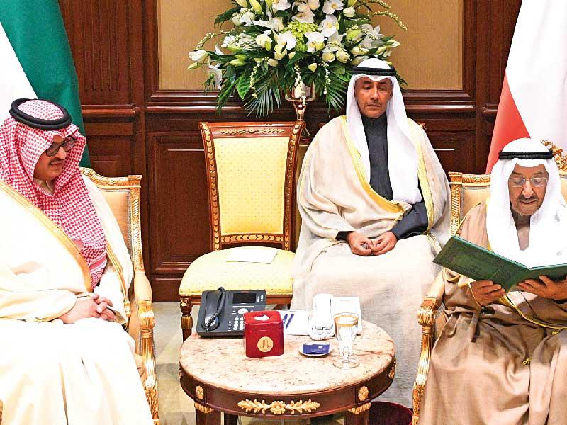 الأمير لدى تسلمه رسالة خادم الحرمين الشريفين من السفير السعودي أمس