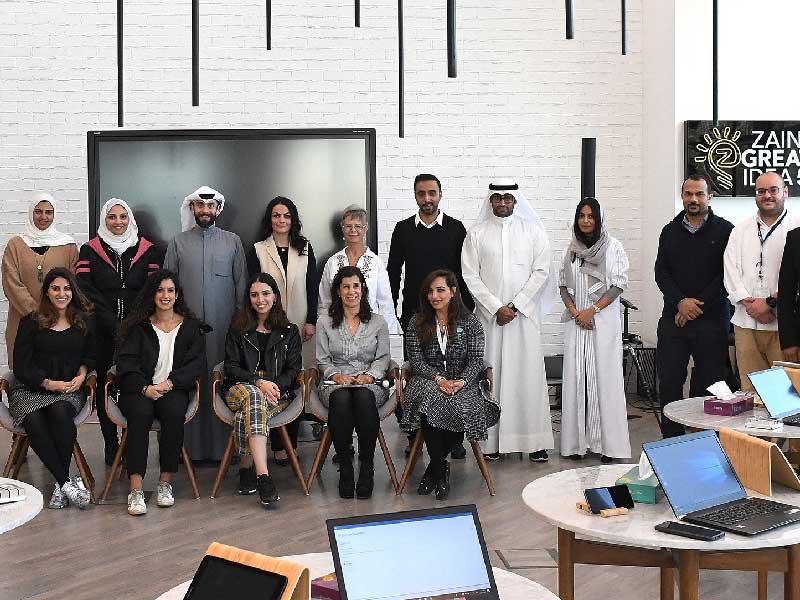 الناشطة زيل إزكيل تتوسط موظفي «زين» في مركز زين للإبداع ZINC 