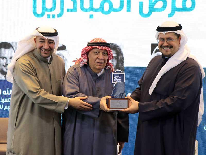 الشيخ حمود الصباح يتسلم درع تكريم من القائمين على الملتقى