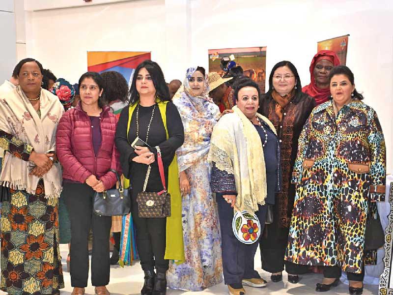 الشيخة هالة البدر ونرجس الشطي وسمر جول مع عضوات اللجنة