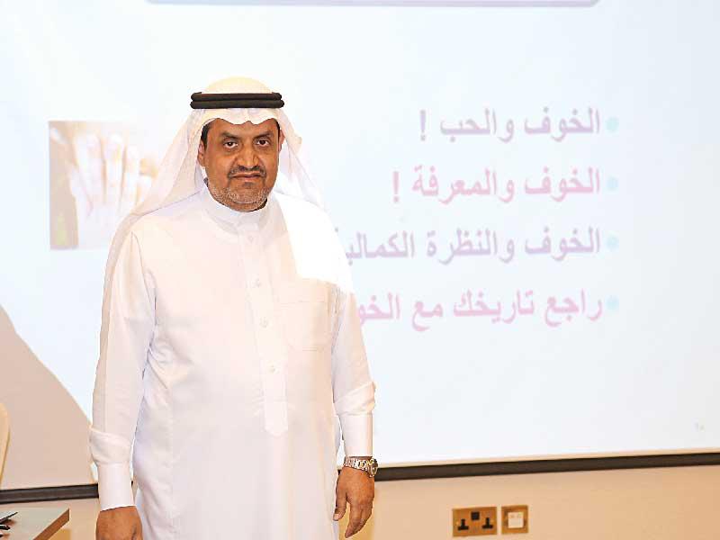 عبدالله القاسم أثناء شرح الدورة