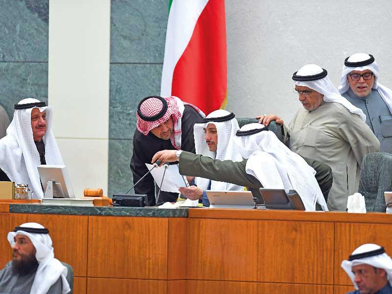 زحمة نيابية - حكومية على منصة الرئاسة