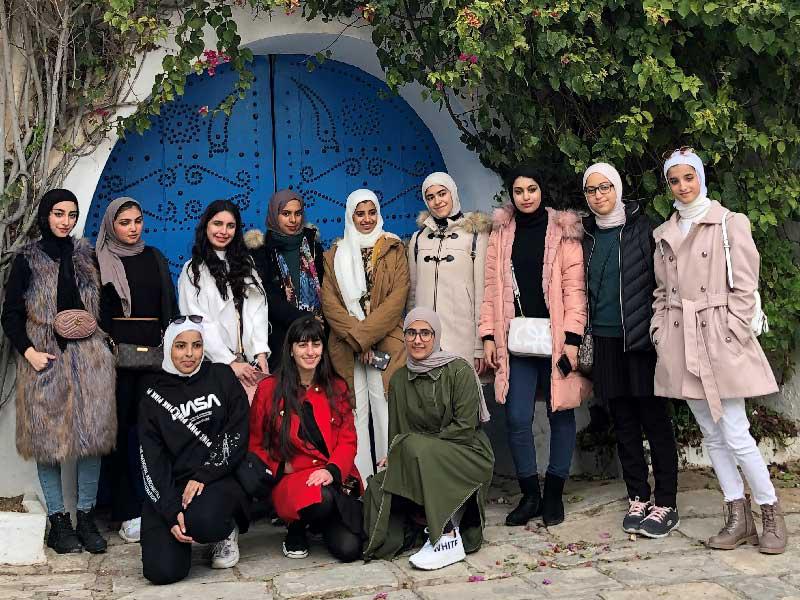 وفد طالبات (كن من المتفوقين) خلال زيارته احد الاماكن السياحية