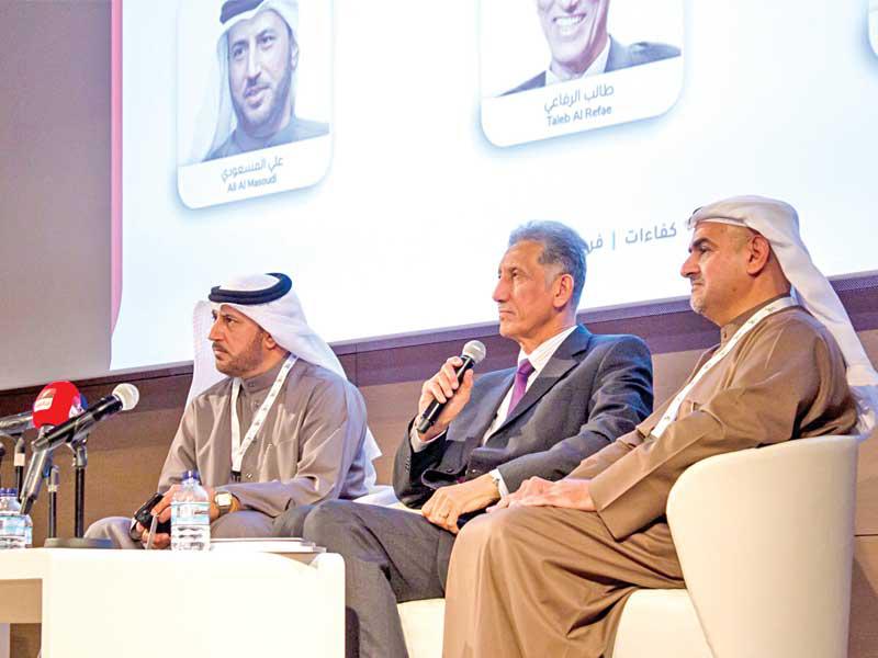 د. سالم فلاح الحجرف ومدير جائزة الملتقى للقصة القصيرة العربية طالب الرفاعي ومدير دار سعاد الصباح للنشر والتوزيع علي المسعودي في الجلسة النقاشية خلال ملتقى «كفو لمجتمع الثقافة والفنون»