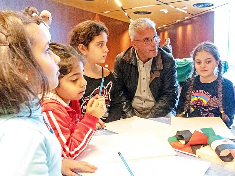  السفير الفلسطيني رامي طهبوب يتوسط الأطفال ضمن فعاليات برنامج «نادي لابا للمواهب» للأطفال والمراهقين