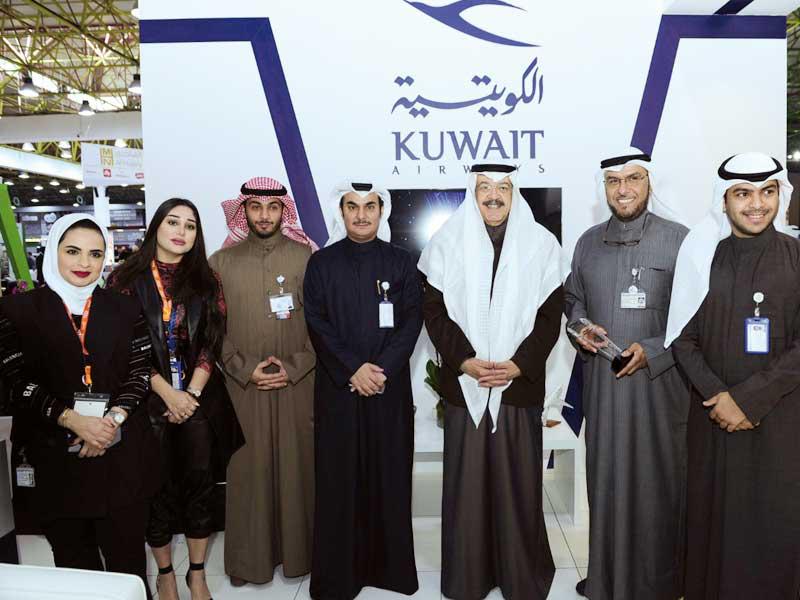 يوسف الجاسم متوسطاً فريق عمل «الكويتية»