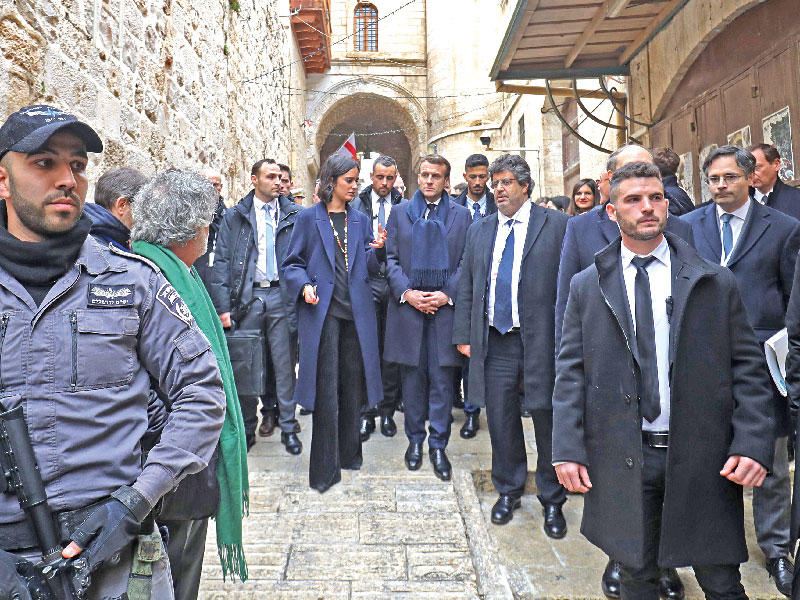 ماكرون خلال جولة بالبلدة القديمة في القدس المحتلة أمس (أ ف ب)